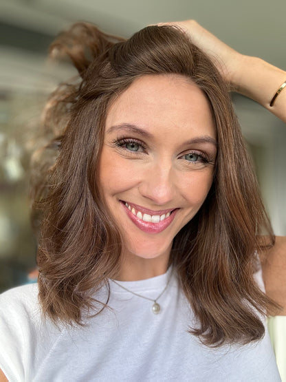 Bild zeigt attraktive Frau, mit schulterlangem braunem Haar. Bild dient der Produktpräsentation eines Artikels in der Kategorie Topper