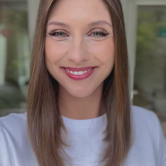 Video zeigt attraktive Frau mit schulterlangem braunem Haar. Video dient der Produktpräsentation eines Artikels in der Kategorie Topper/Perücken.