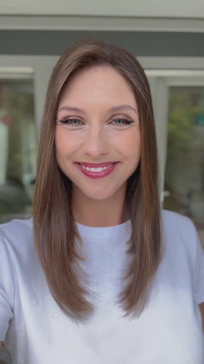 Video zeigt attraktive Frau mit schulterlangem braunem Haar. Video dient der Produktpräsentation eines Artikels in der Kategorie Topper/Perücken.