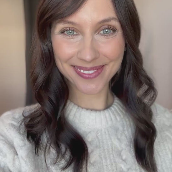 Video zeigt attraktive Frau mit schulterlangem braunem Haar. Video dient der Produktpräsentation eines Artikels in der Kategorie Topper/Perücken.