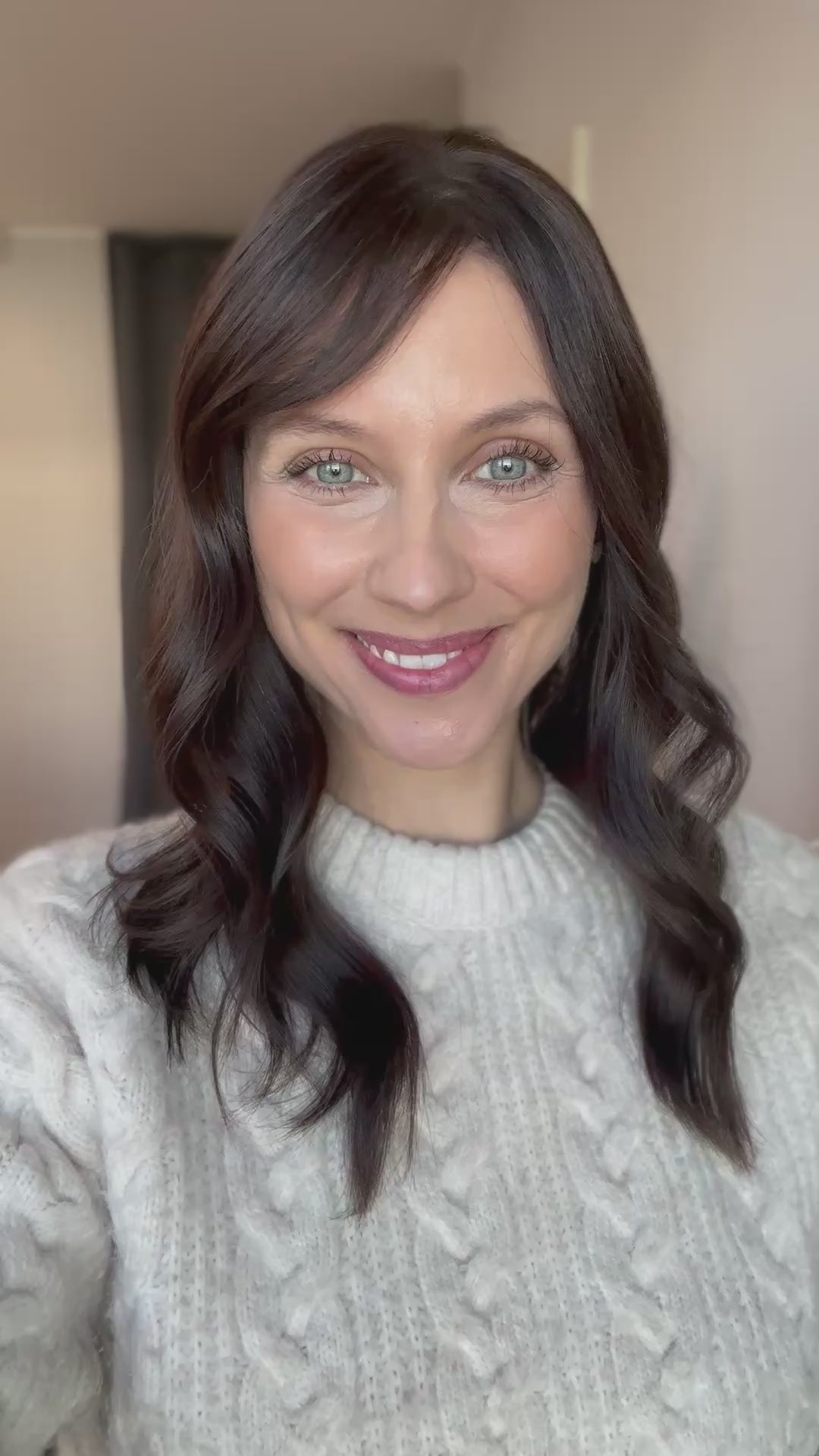 Video zeigt attraktive Frau mit schulterlangem braunem Haar. Video dient der Produktpräsentation eines Artikels in der Kategorie Topper/Perücken.