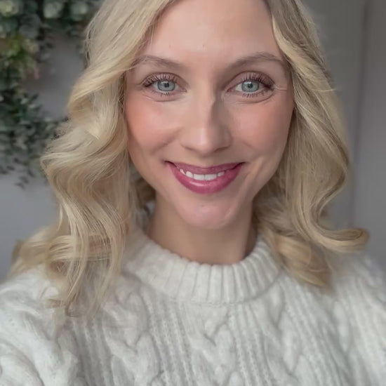 Video zeigt attraktive Frau mit schulterlangem blondem Haar. Video dient der Produktpräsentation eines Artikels in der Kategorie Topper