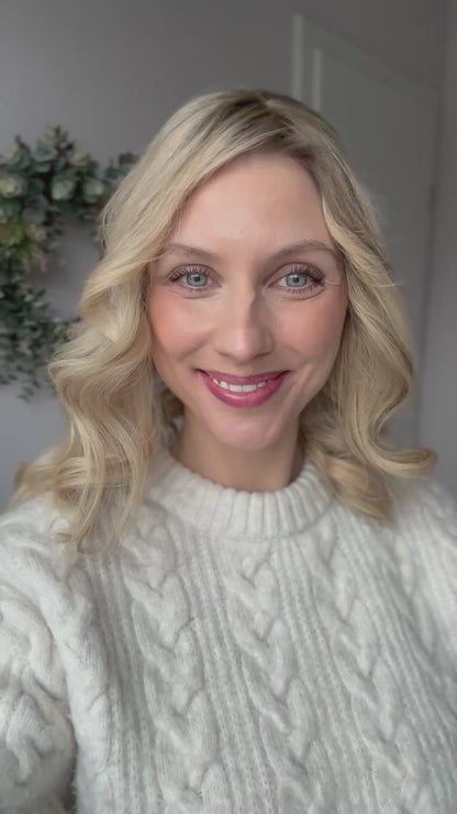 Video zeigt attraktive Frau mit schulterlangem blondem Haar. Video dient der Produktpräsentation eines Artikels in der Kategorie Topper