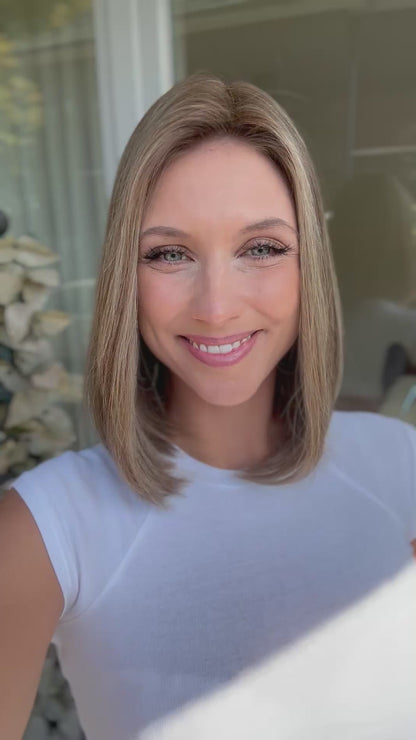 Video zeigt attraktive Frau mit schulterlangem blondem Haar. Video dient der Produktpräsentation eines Artikels in der Kategorie Topper