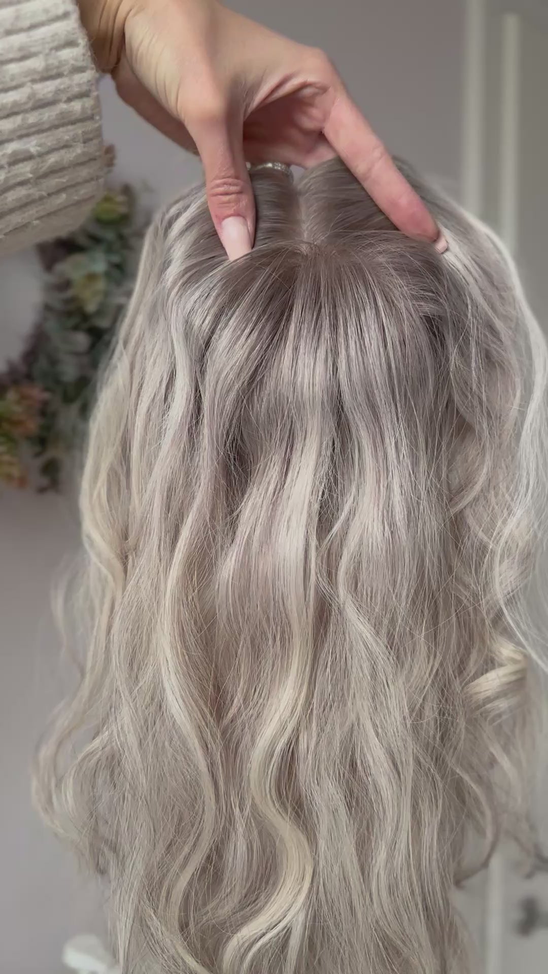 blondes Echthaarteil wird frontal im Video gezeigt. Video dient der Produktpräsentation eines Artikels in der Kategorie Topper/Perücken.