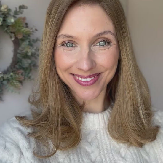 Video zeigt attraktive Frau mit schulterlangem braunem Haar. Video dient der Produktpräsentation eines Artikels in der Kategorie Topper/Perücken.
