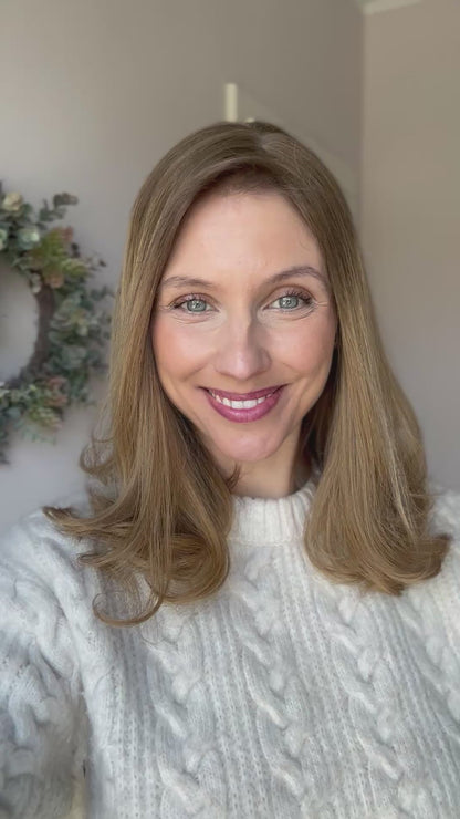 Video zeigt attraktive Frau mit schulterlangem braunem Haar. Video dient der Produktpräsentation eines Artikels in der Kategorie Topper/Perücken.