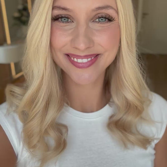 Video zeigt attraktive Frau mit schulterlangem blondem Haar. Video dient der Produktpräsentation eines Artikels in der Kategorie Topper