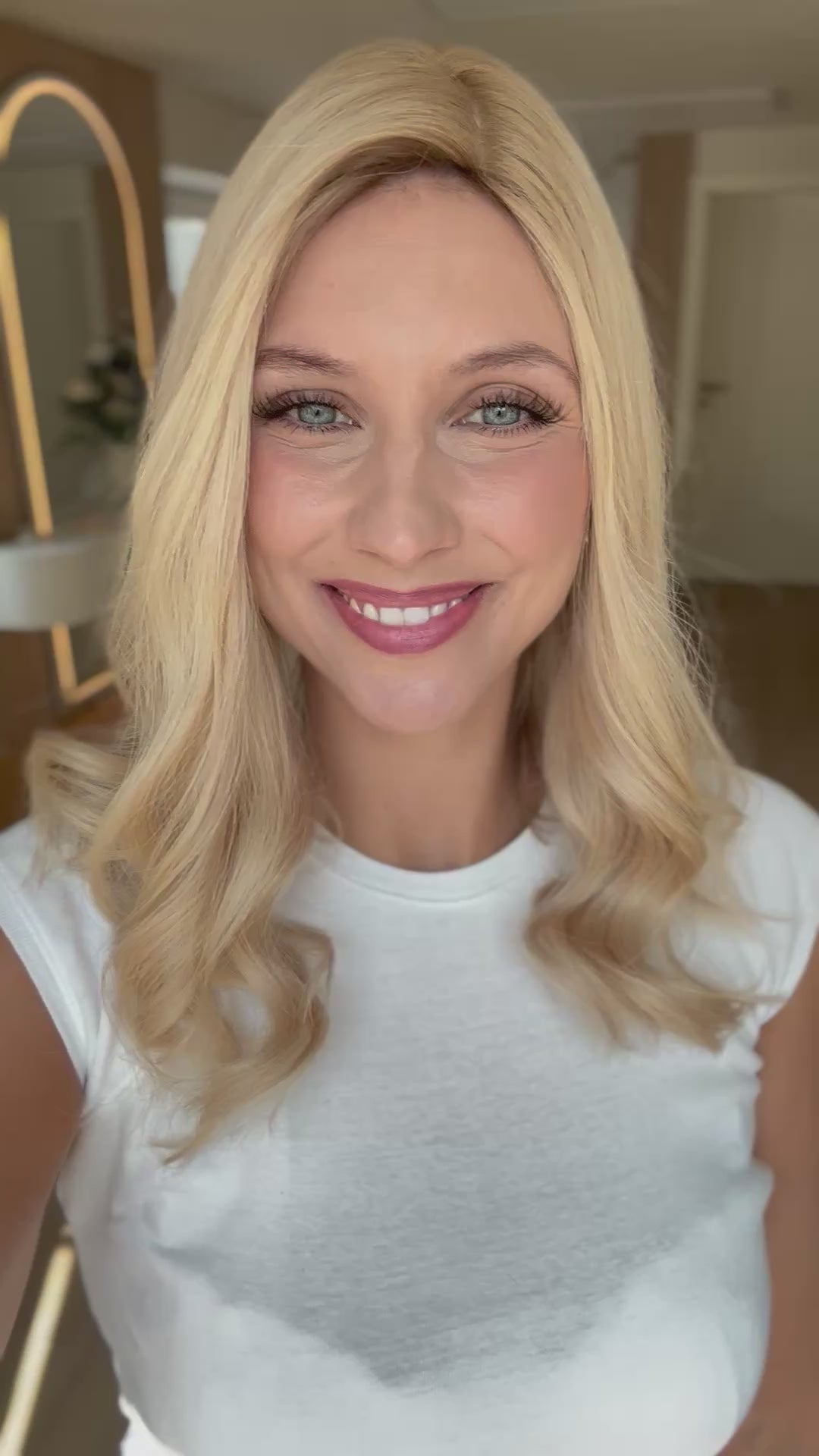 Video zeigt attraktive Frau mit schulterlangem blondem Haar. Video dient der Produktpräsentation eines Artikels in der Kategorie Topper