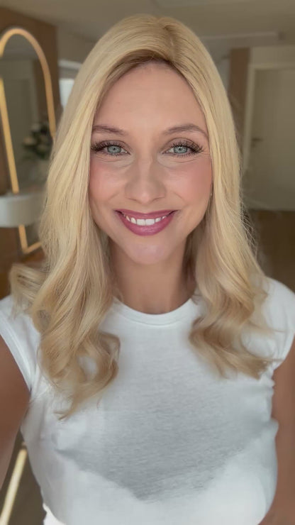 Video zeigt attraktive Frau mit schulterlangem blondem Haar. Video dient der Produktpräsentation eines Artikels in der Kategorie Topper