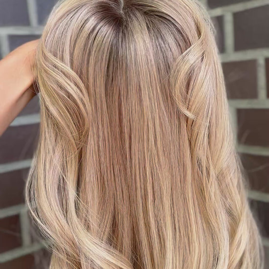 Video zeigt blondes Echthaarteil, das frontal ins Bild gehalten wird. Bild dient der Produktpräsentation eines Artikels in der Kategorie Topper/Perücken.