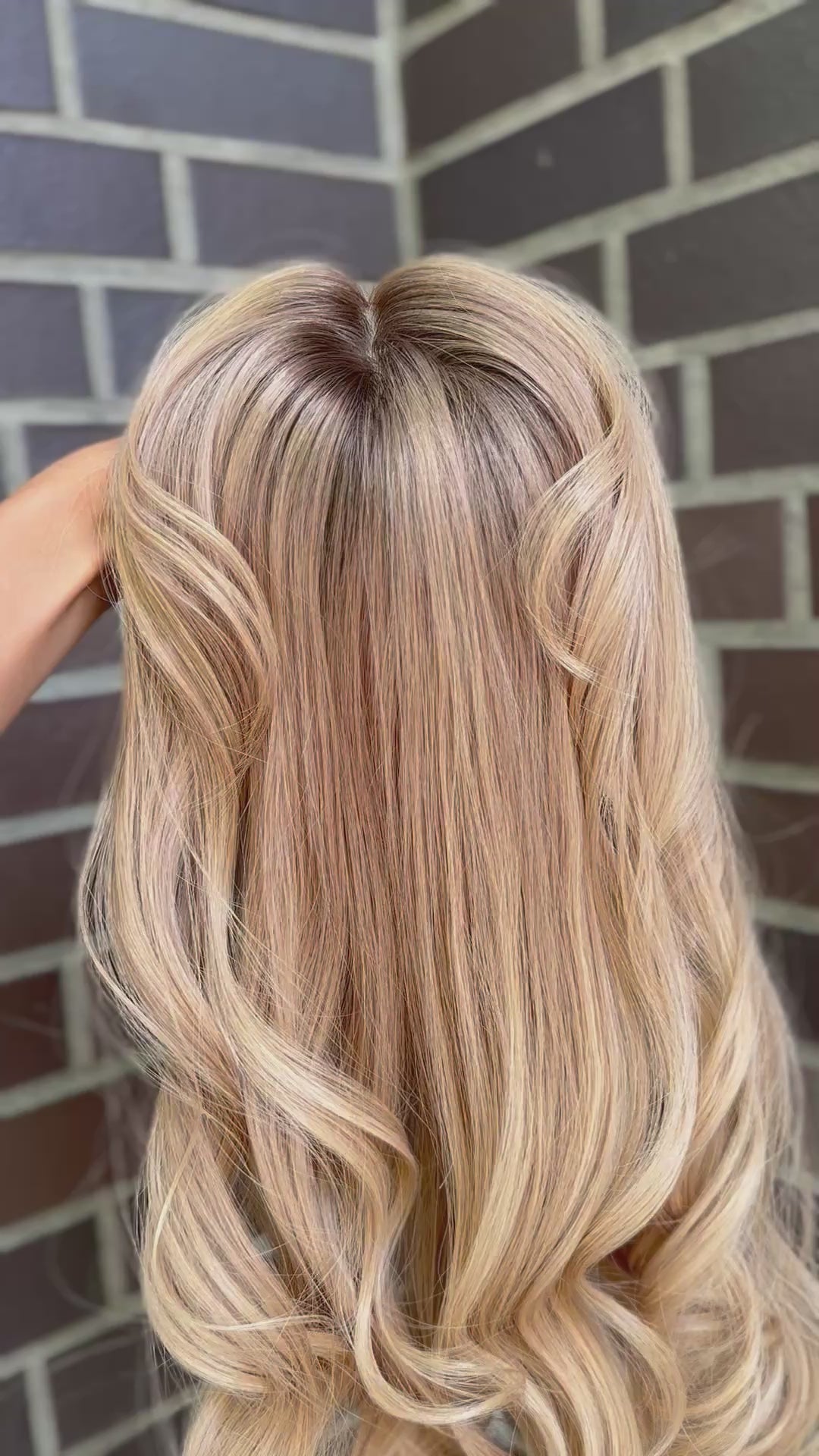Video zeigt blondes Echthaarteil, das frontal ins Bild gehalten wird. Bild dient der Produktpräsentation eines Artikels in der Kategorie Topper/Perücken.