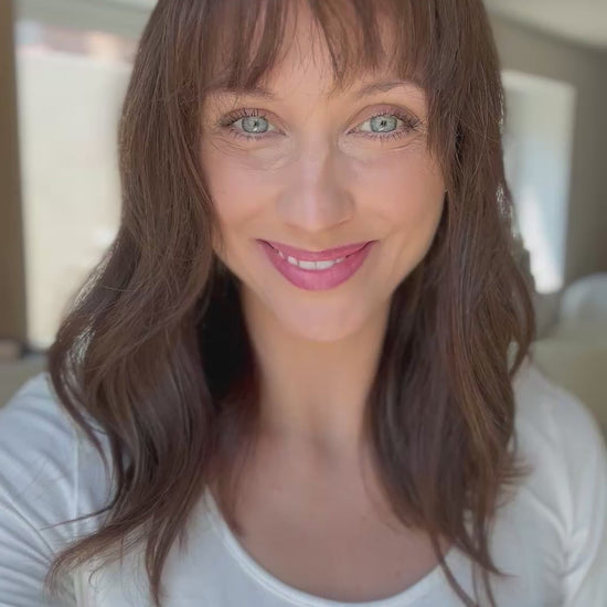 Video zeigt attraktive Frau mit schulterlangem braunem Haar. Video dient der Produktpräsentation eines Artikels in der Kategorie Topper/Perücken.