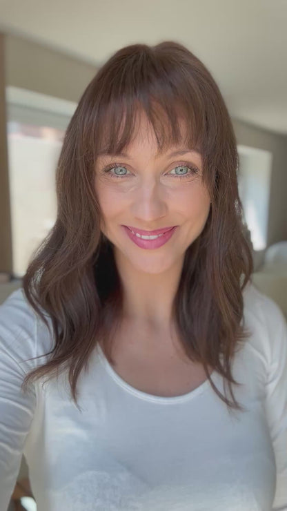 Video zeigt attraktive Frau mit schulterlangem braunem Haar. Video dient der Produktpräsentation eines Artikels in der Kategorie Topper/Perücken.