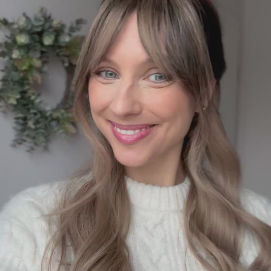 Video zeigt attraktive Frau mit schulterlangem blondem Haar. Video dient der Produktpräsentation eines Artikels in der Kategorie Topper