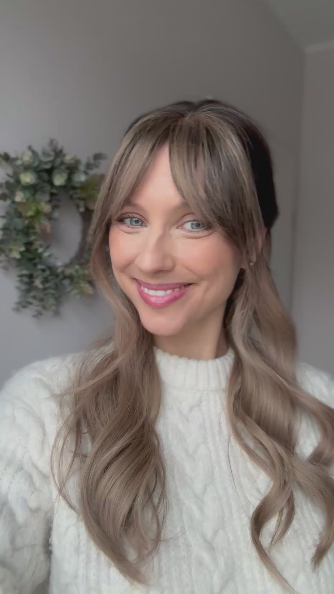 Video zeigt attraktive Frau mit schulterlangem blondem Haar. Video dient der Produktpräsentation eines Artikels in der Kategorie Topper