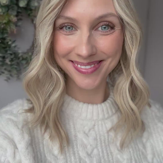 Video zeigt attraktive Frau mit schulterlangem blondem Haar. Video dient der Produktpräsentation eines Artikels in der Kategorie Topper