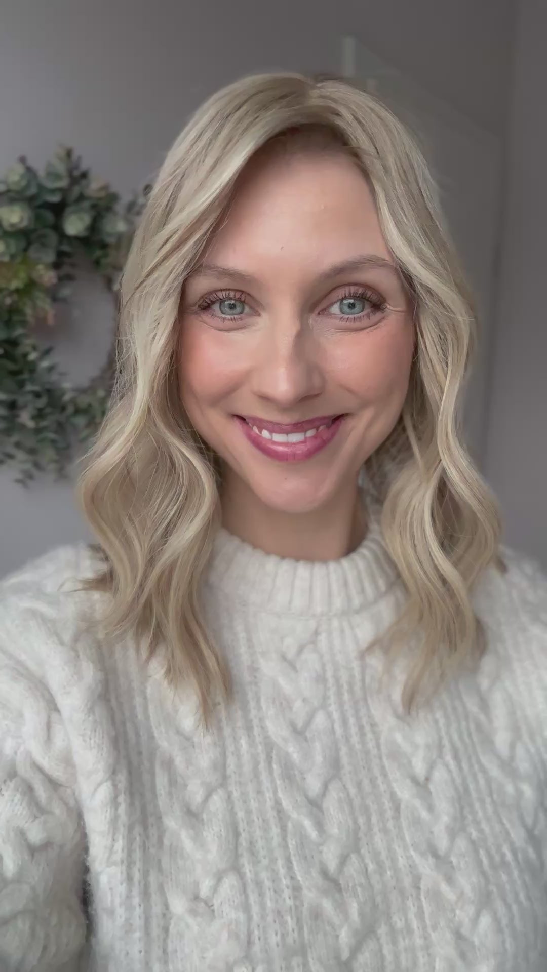 Video zeigt attraktive Frau mit schulterlangem blondem Haar. Video dient der Produktpräsentation eines Artikels in der Kategorie Topper