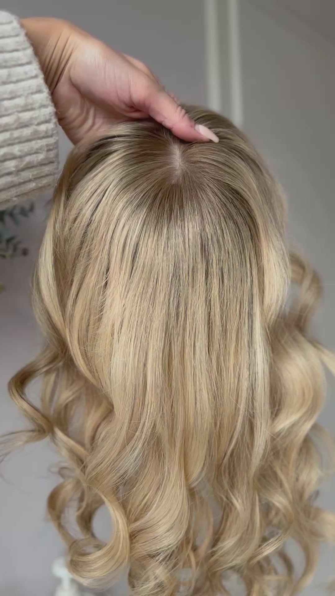 blondes Echthaarteil wird frontal im Video gezeigt. Video dient der Produktpräsentation eines Artikels in der Kategorie Topper/Perücken.