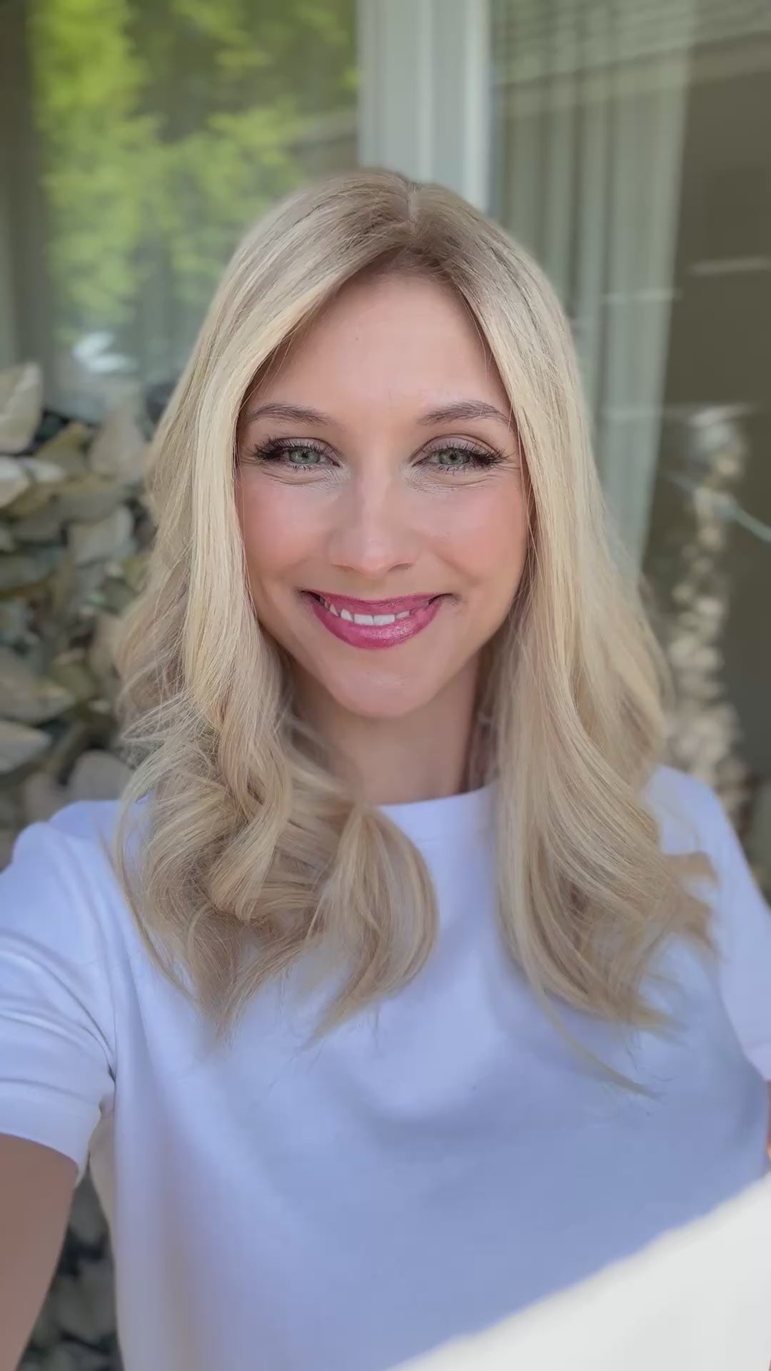 Video zeigt attraktive Frau mit schulterlangem braunem Haar. Video dient der Produktpräsentation eines Artikels in der Kategorie Topper/Perücken.