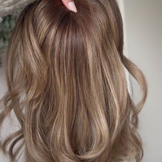 blondes Echthaarteil wird frontal im Video gezeigt. Video dient der Produktpräsentation eines Artikels in der Kategorie Topper/Perücken.