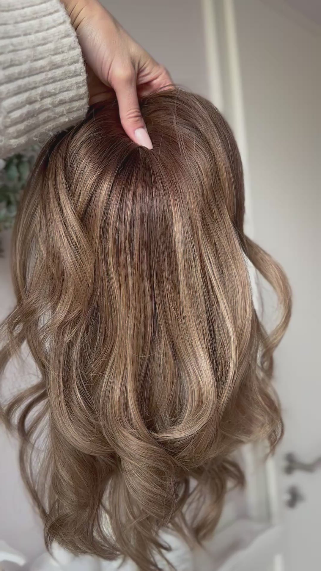 blondes Echthaarteil wird frontal im Video gezeigt. Video dient der Produktpräsentation eines Artikels in der Kategorie Topper/Perücken.