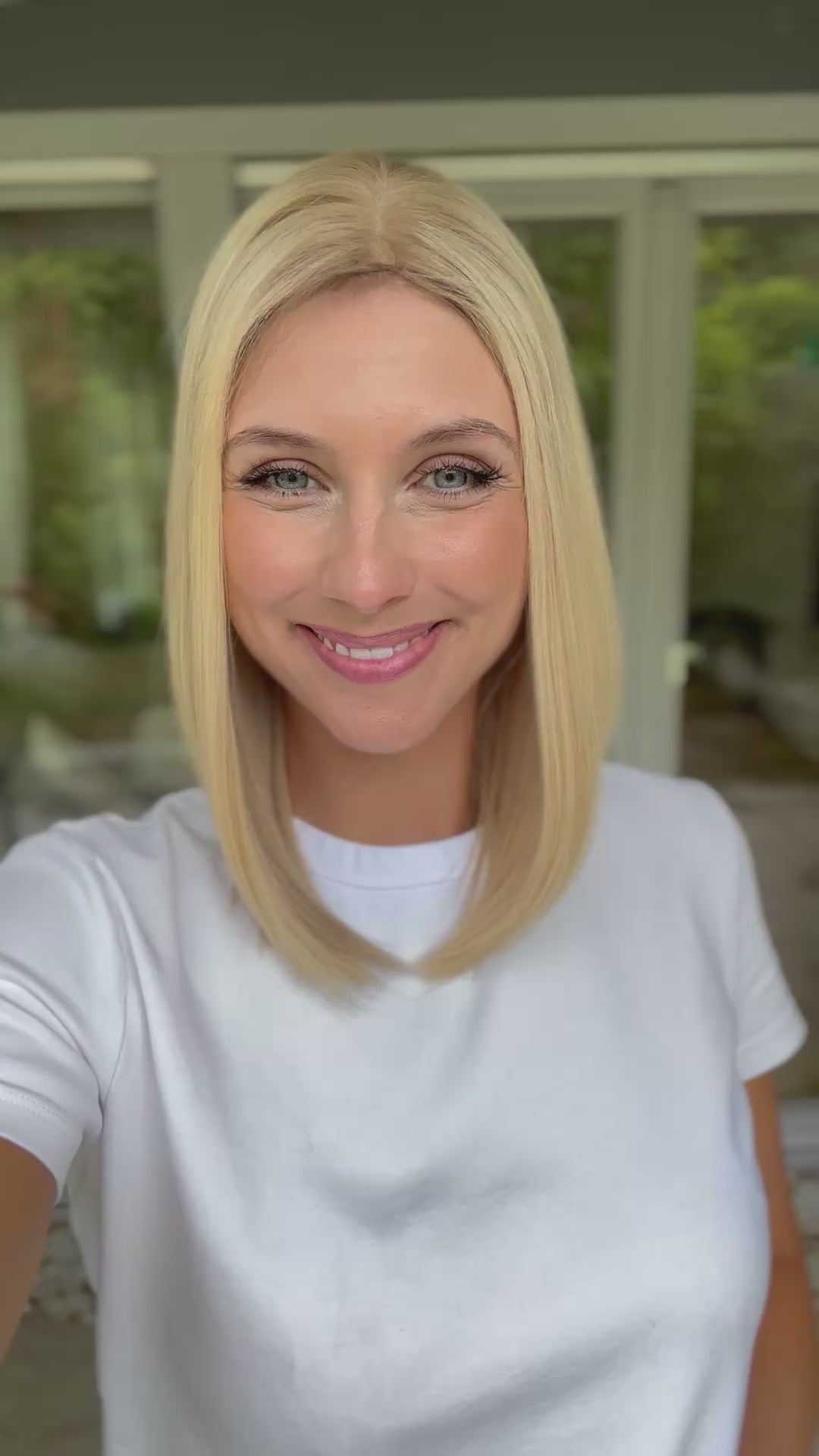 Video zeigt attraktive Frau mit schulterlangem blondem Haar. Video dient der Produktpräsentation eines Artikels in der Kategorie Topper