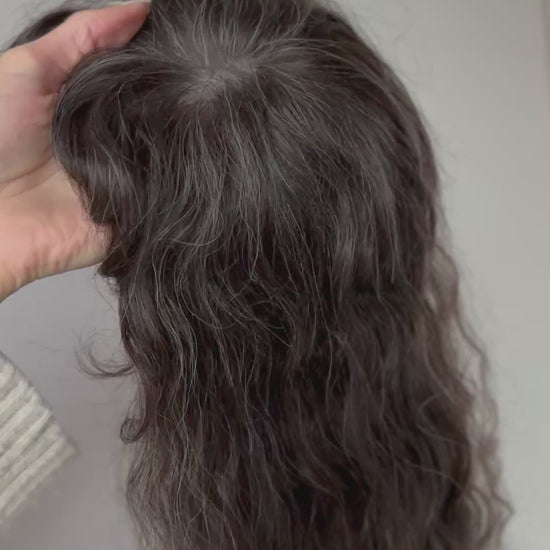 braunes Echthaarteil wird frontal im Video gezeigt. Video dient der Produktpräsentation eines Artikels in der Kategorie Topper/Perücken.