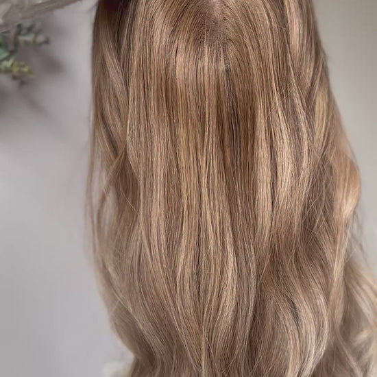 blondes Echthaarteil wird frontal im Video gezeigt. Video dient der Produktpräsentation eines Artikels in der Kategorie Topper/Perücken.