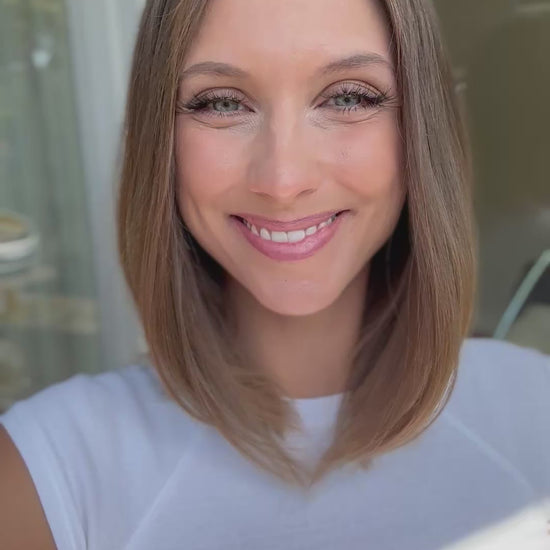 Video zeigt attraktive Frau mit schulterlangem braunem Haar. Video dient der Produktpräsentation eines Artikels in der Kategorie Topper/Perücken.