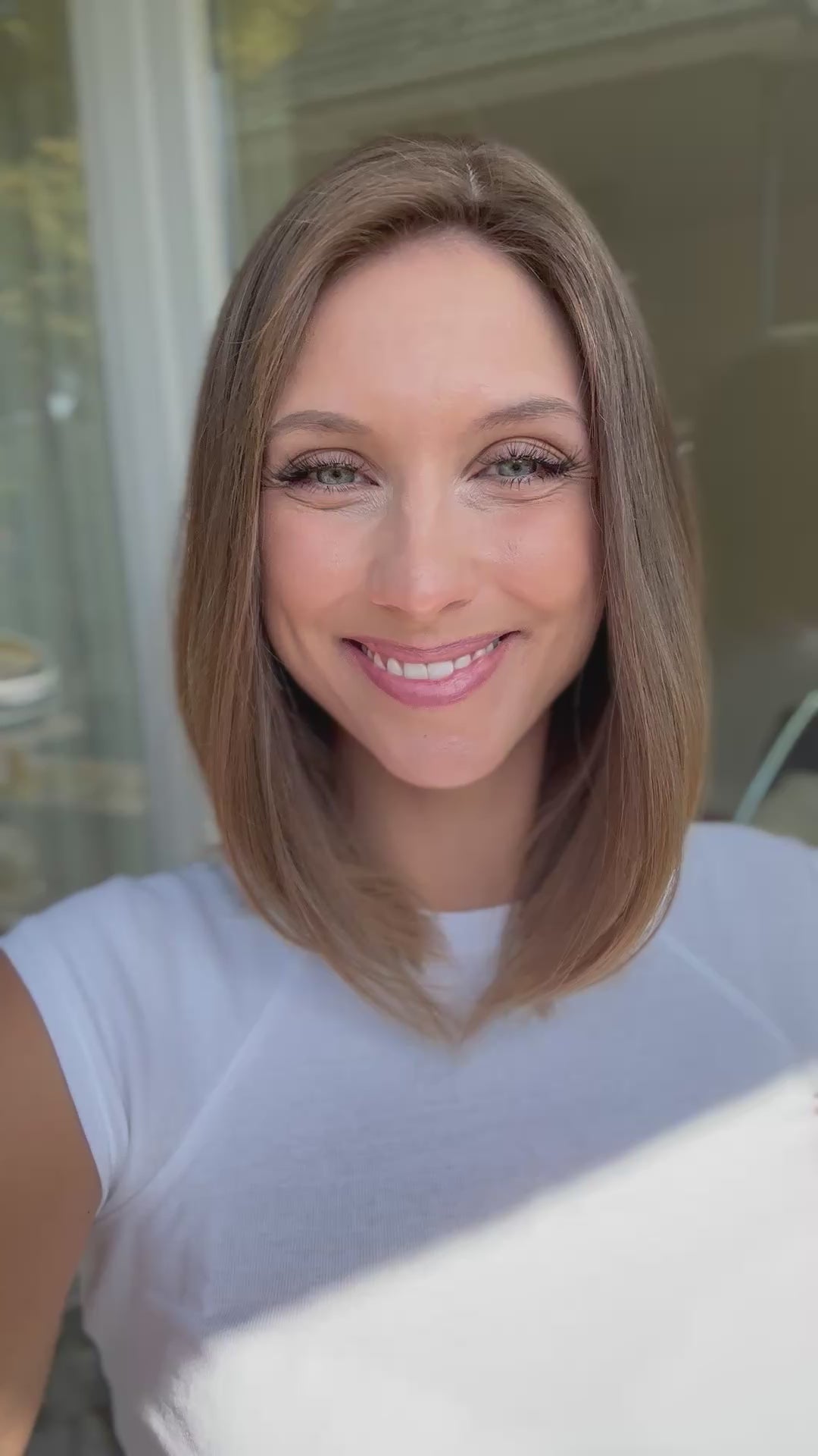 Video zeigt attraktive Frau mit schulterlangem braunem Haar. Video dient der Produktpräsentation eines Artikels in der Kategorie Topper/Perücken.