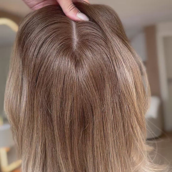 blondes Echthaarteil wird frontal im Video gezeigt. Video dient der Produktpräsentation eines Artikels in der Kategorie Topper/Perücken.