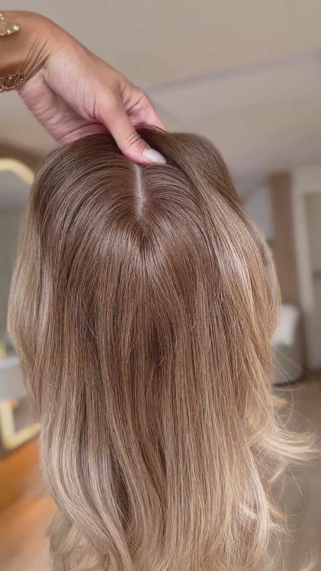 blondes Echthaarteil wird frontal im Video gezeigt. Video dient der Produktpräsentation eines Artikels in der Kategorie Topper/Perücken.
