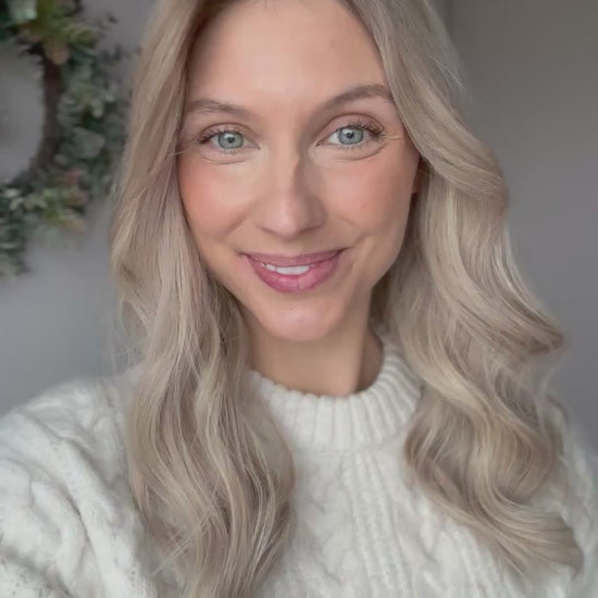 Video zeigt attraktive Frau mit schulterlangem blondem Haar. Video dient der Produktpräsentation eines Artikels in der Kategorie Topper