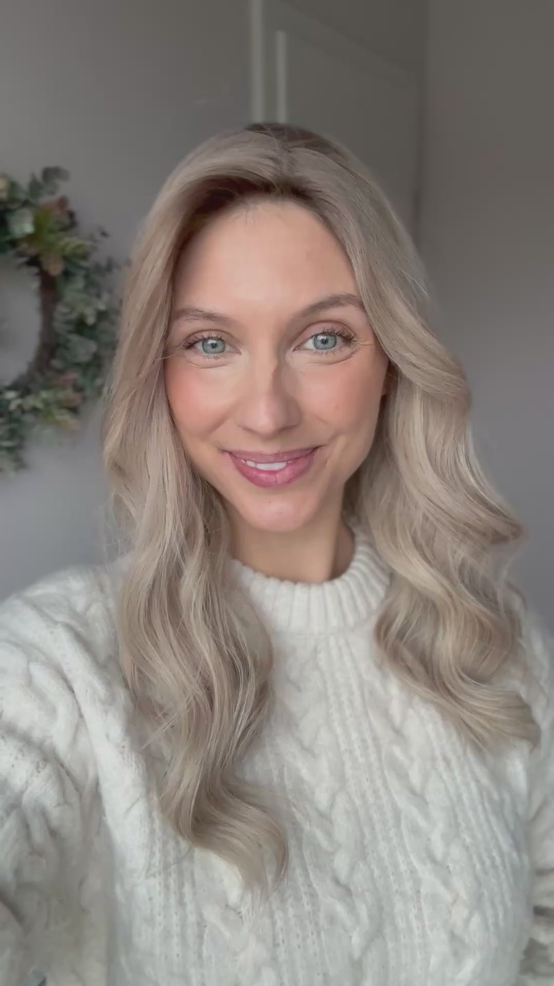 Video zeigt attraktive Frau mit schulterlangem blondem Haar. Video dient der Produktpräsentation eines Artikels in der Kategorie Topper