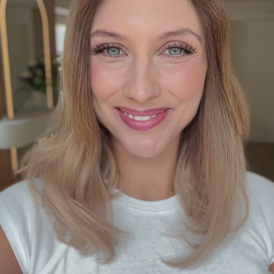 Video zeigt attraktive Frau mit schulterlangem blondem Haar. Video dient der Produktpräsentation eines Artikels in der Kategorie Topper