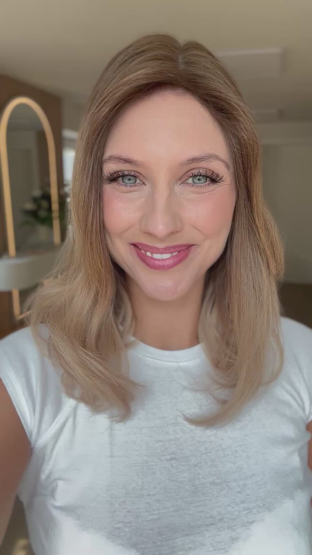 Video zeigt attraktive Frau mit schulterlangem blondem Haar. Video dient der Produktpräsentation eines Artikels in der Kategorie Topper