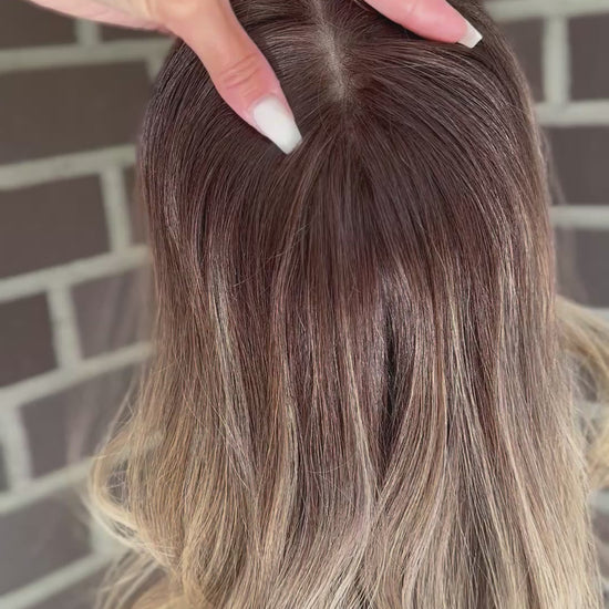 blondes Echthaarteil wird frontal im Video gezeigt. Video dient der Produktpräsentation eines Artikels in der Kategorie Topper/Perücken.
