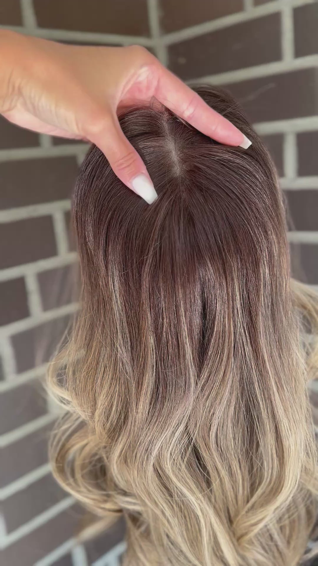 blondes Echthaarteil wird frontal im Video gezeigt. Video dient der Produktpräsentation eines Artikels in der Kategorie Topper/Perücken.