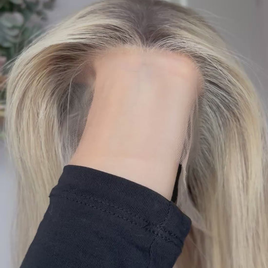 blondes Echthaarteil wird frontal im Video gezeigt. Video dient der Produktpräsentation eines Artikels in der Kategorie Topper/Perücken.