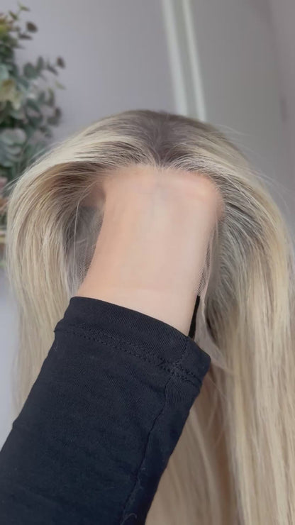 blondes Echthaarteil wird frontal im Video gezeigt. Video dient der Produktpräsentation eines Artikels in der Kategorie Topper/Perücken.