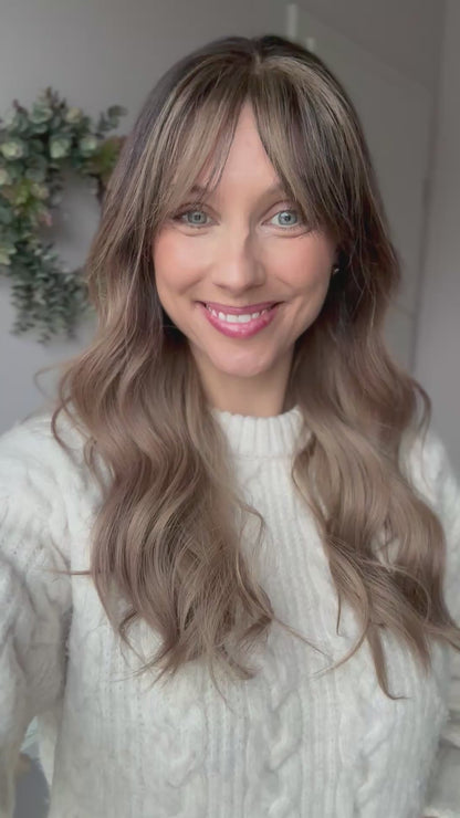 Video zeigt attraktive Frau mit schulterlangem blondem Haar. Video dient der Produktpräsentation eines Artikels in der Kategorie Topper