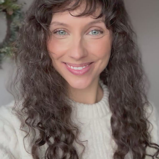 Video zeigt attraktive Frau mit schulterlangem braunem Haar. Video dient der Produktpräsentation eines Artikels in der Kategorie Topper/Perücken.