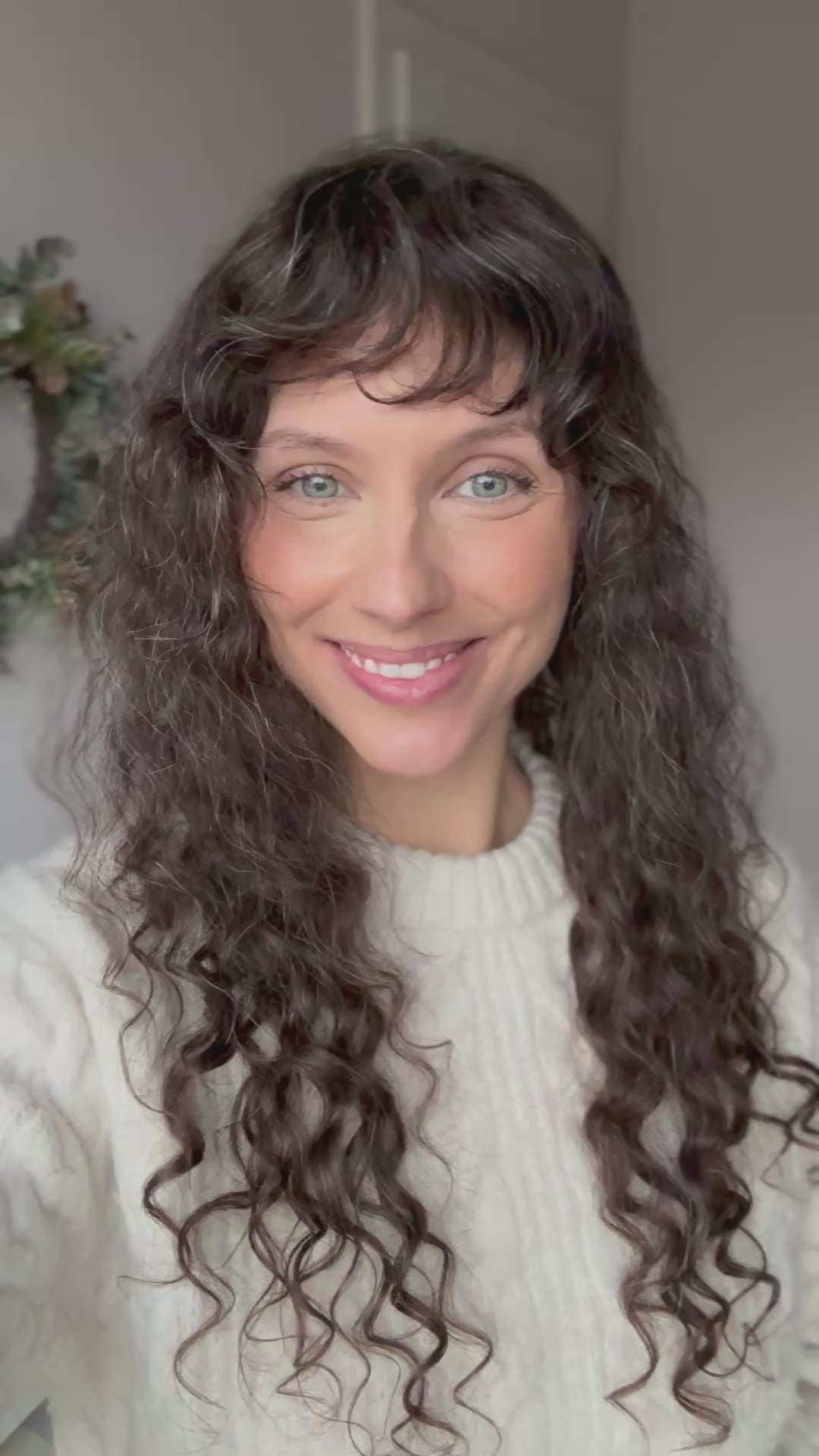 Video zeigt attraktive Frau mit schulterlangem braunem Haar. Video dient der Produktpräsentation eines Artikels in der Kategorie Topper/Perücken.