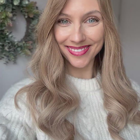 Video zeigt attraktive Frau mit schulterlangem blondem Haar. Video dient der Produktpräsentation eines Artikels in der Kategorie Topper