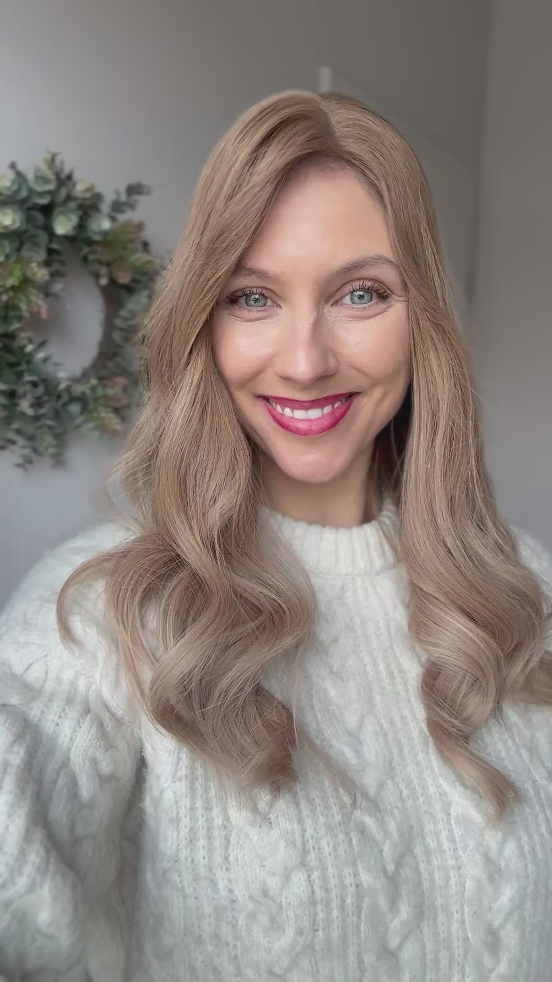 Video zeigt attraktive Frau mit schulterlangem blondem Haar. Video dient der Produktpräsentation eines Artikels in der Kategorie Topper