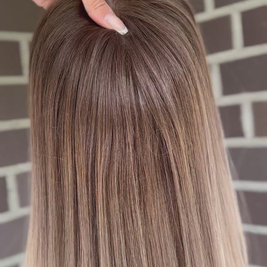 blondes Echthaarteil wird frontal im Video gezeigt. Video dient der Produktpräsentation eines Artikels in der Kategorie Topper/Perücken.