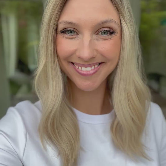 Video zeigt attraktive Frau mit schulterlangem blondem Haar. Video dient der Produktpräsentation eines Artikels in der Kategorie Topper