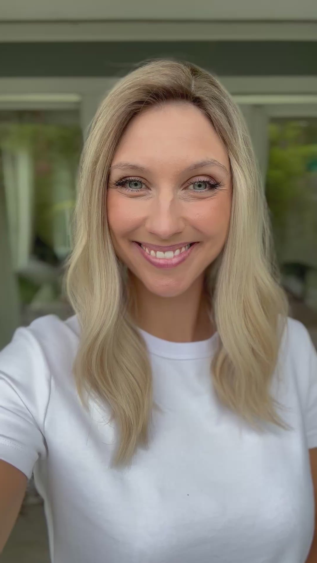 Video zeigt attraktive Frau mit schulterlangem blondem Haar. Video dient der Produktpräsentation eines Artikels in der Kategorie Topper