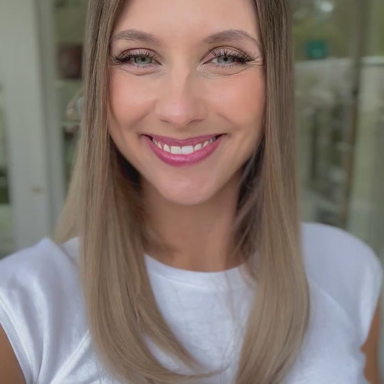 Video zeigt attraktive Frau mit schulterlangem blondem Haar. Video dient der Produktpräsentation eines Artikels in der Kategorie Topper